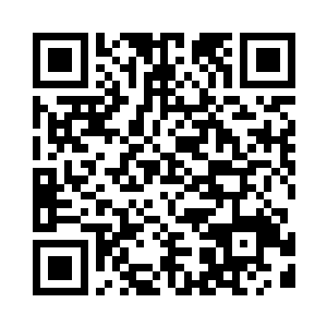 秦崇聿迅速将车停在烤面筋的店外二维码生成