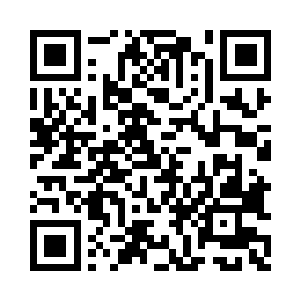 秦旭张艳和秦芳三个女孩子在一旁开心的笑着二维码生成