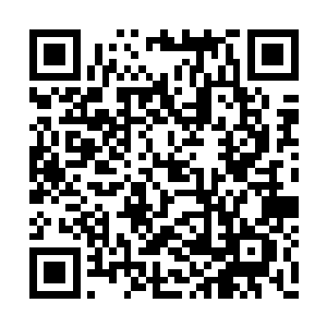 秦铮拿了橱柜上摆设的一个精致的小玉佛递给他二维码生成