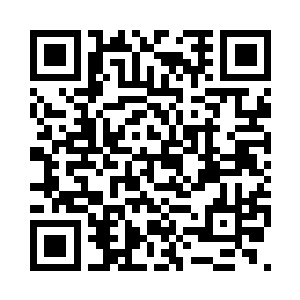 穆凡君正徘徊在屋檐下长廊内琢磨时二维码生成