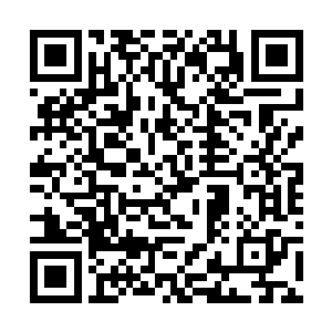 穆昂的眼瞥向了散落在茶几上那一叠苏瑷搁下的照片二维码生成