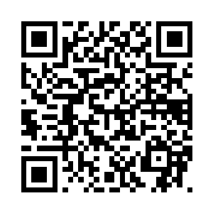穆然从房间阴暗的角落里面钻了出来二维码生成