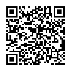 空中出现一把四十余米长的巨大白芒刀刃狂暴的劈去二维码生成