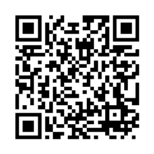 穿着一双没有任何杂质的白色棉布拖鞋二维码生成