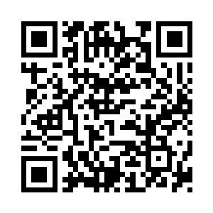 穿着各式制服和便装的人都把目光投过来二维码生成