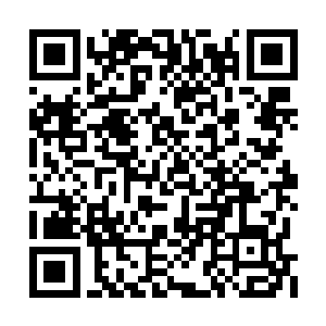 穿着挂着满身泥土的蓝色工作服的男人走了进来二维码生成