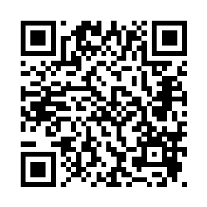 穿着斗篷的男人无奈地耸了耸肩膀二维码生成