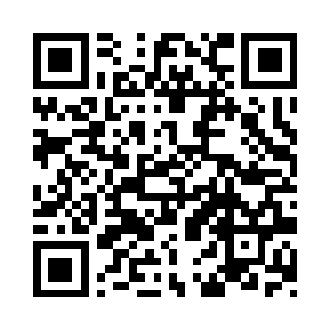 穿着朴素白裙子的少年握住了他的胳膊二维码生成