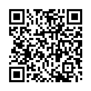 站在一块静浮星空巨石上的高冠霍然回头二维码生成