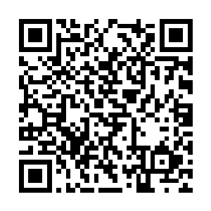 站在一边的彭飞看着秦宇在那来回上下左右的走动二维码生成