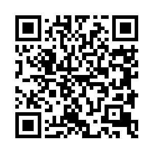 站在山坡下面抬头看着坐在大石上的长发男人二维码生成