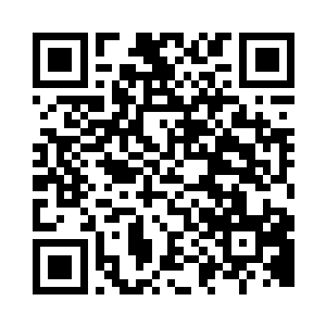 站在父母的中间对着车子笑得无比灿烂二维码生成