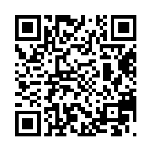 站在门内的是一个穿着性感睡衣的女人二维码生成