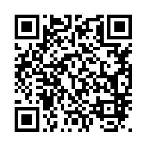 站着一个穿着湖蓝色锦袍的俊逸男人二维码生成