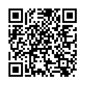 端了饮料就笑眯眯的坐在最后面玩掌上游戏二维码生成