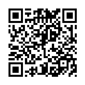 笑眯眯的向站在不远处的老人建议着二维码生成
