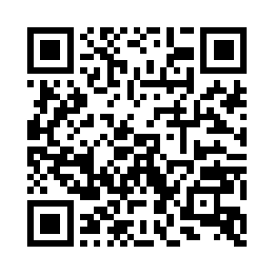簇拥着四个头目模样的人站到河边张望二维码生成