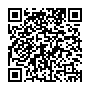 红岩峰的表层就如同刀削一般的出现了层层叠叠的样子二维码生成