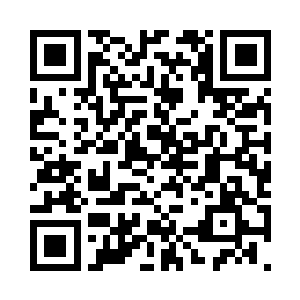 红衭把插着把刀子的奶瓶丢进垃圾桶二维码生成