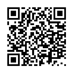 纤细修长的食指摸着自己光洁的下巴二维码生成