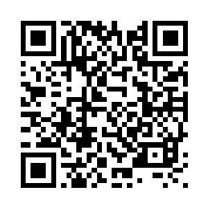 纤细的手指轻轻的执起了一枚棋子二维码生成