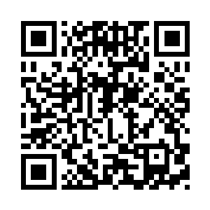 纪念抬手拉起衣服上的帽子盖到头上二维码生成