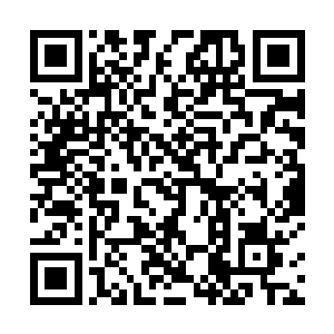 统领处的一个大饼脸的女军官在柜台后面无表情的说着二维码生成