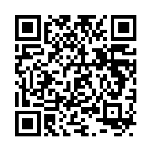 罗虎很自然的将双腿架在两个少女的背上二维码生成