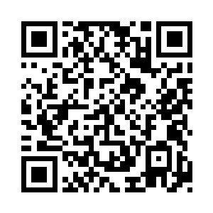 翟镐微笑着将费芷柔的手挽在自己的胳膊上二维码生成