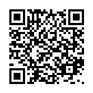 老保安看到赵长枪边说话边摸出了手机二维码生成