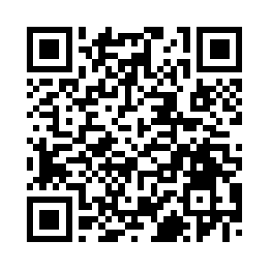 老婆婆开始使劲的拉扯暗室的铁门二维码生成