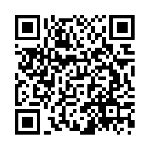 老杨看巴大成和工友抽着烟等收摊子二维码生成