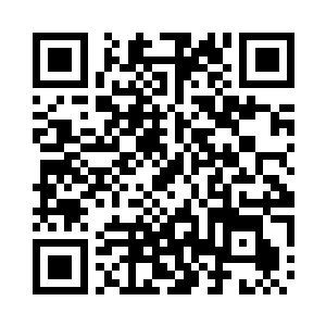 老板娘左右偏头对着镜子端详了一下二维码生成