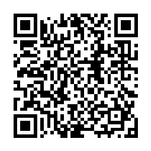 而且更耐人寻味的是眼前这个成熟男人回话时挑选的立场二维码生成