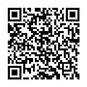 而且正和一个四十多岁的老渔夫谈着租船的价格二维码生成