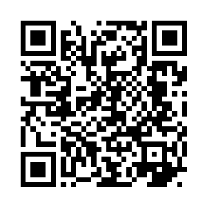 而人群前方停着一辆超大超炫目的银色机车二维码生成