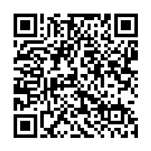 而何孔也是在水晶的烟灰缸当中掐灭了只是吸了一口的香烟二维码生成