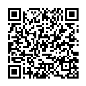 而保安知道名字后马上跑到值班室里面输入电脑查找二维码生成