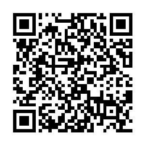而在中年人身后还另外跟着四五个身穿警察制服的人二维码生成
