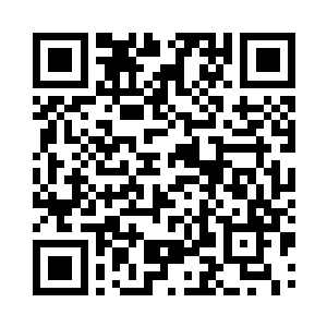 而在中间的男子看上去长得十分的俊俏二维码生成