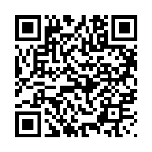 而实际现场则用现在很少用的方式二维码生成