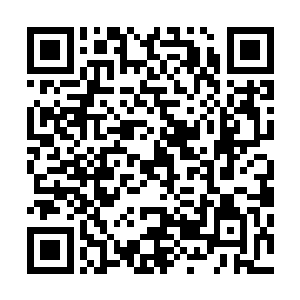 而摆放着摊位的那个女生的脸上则微微带着一股失望的情绪二维码生成