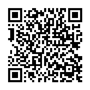 而是一下子换上了一套不知道从哪里弄来的女军官全套的军服二维码生成