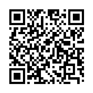 而是直接指了指自己茶几旁边的那张椅子二维码生成