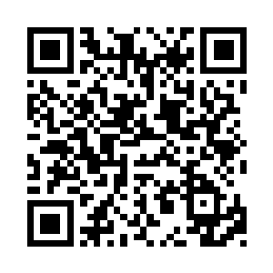 而灵堂上方悬挂着三朵用纱缦扎成的黑色挽花二维码生成