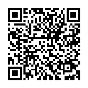 而男人却将所有的心思都放在他腿上放着的一个古铜色的盒子上二维码生成