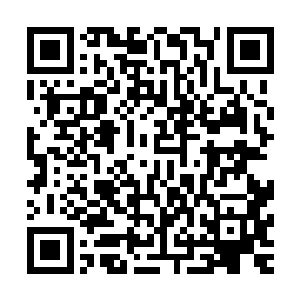 而眼睛竟然还是一个竖瞳的中年男子正在望着面前浑浊的水面二维码生成