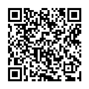 而衣服的前面和后面各有四个遒劲有力的黑色楷体字二维码生成