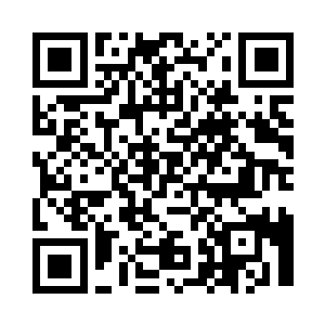 聂亦筠仰头帮高挑的女儿把发丝拨整齐二维码生成