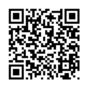 肖玉莲反手把自己披着的头发挽起来二维码生成